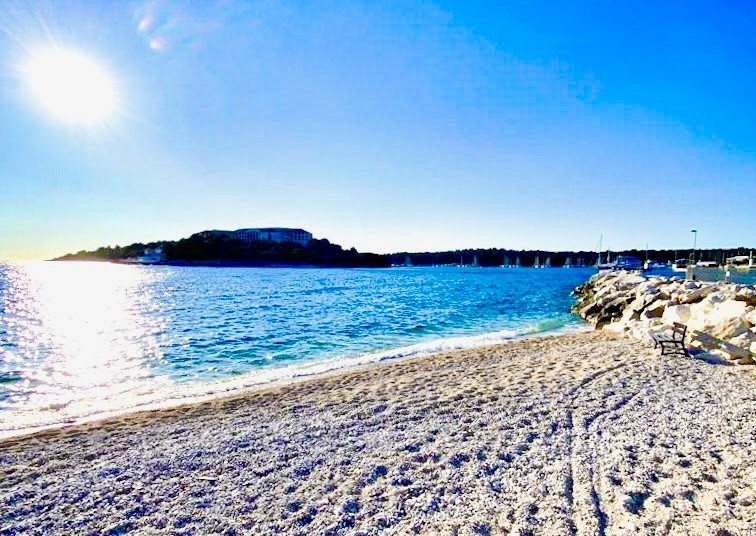 Pješčana Uvala, prima fila dal mare, ottima posizione vicino alla spiaggia, appartamento esclusivo in vendita, Pola, Istria, Croazia