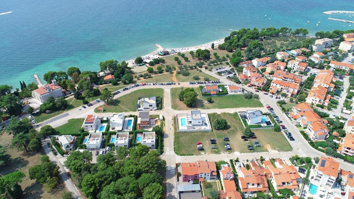 Terreno in vendita in prima fila dal mare vicino a Pola, in Croazia