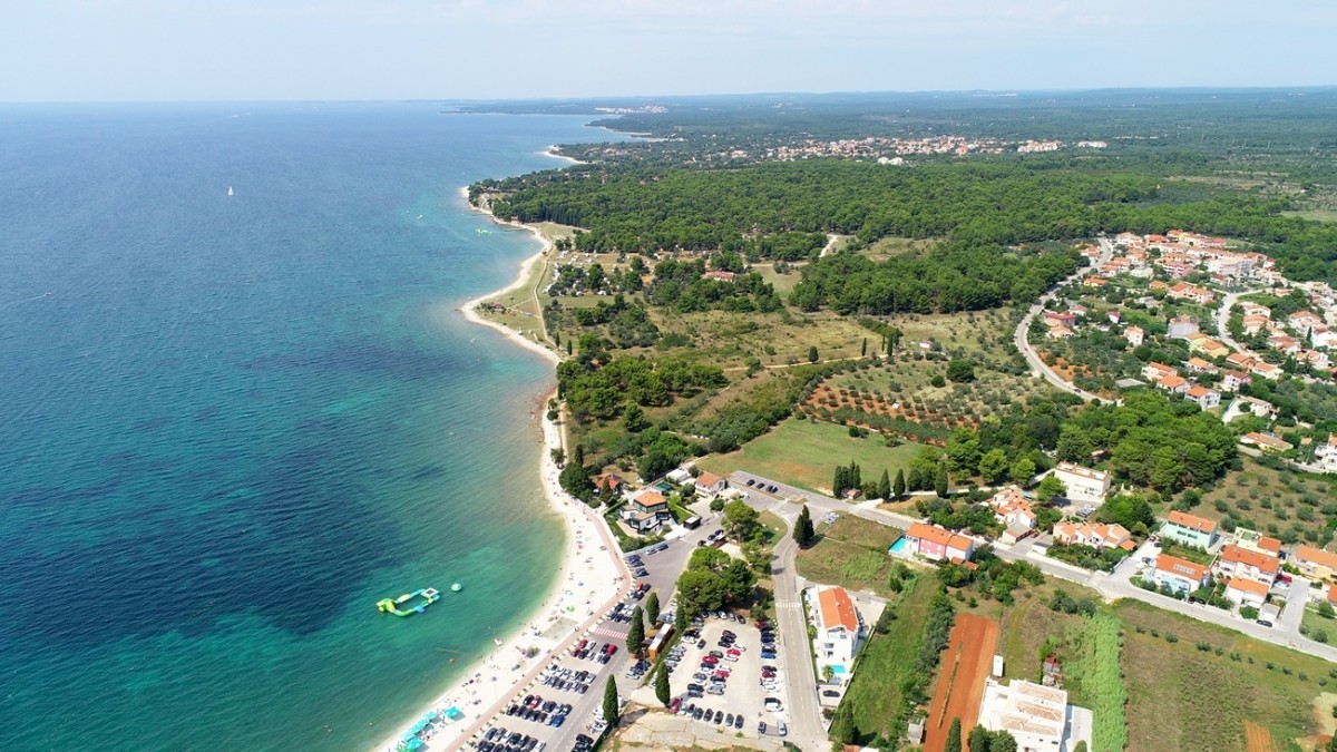 Terreno in vendita in prima fila dal mare vicino a Pola, in Croazia