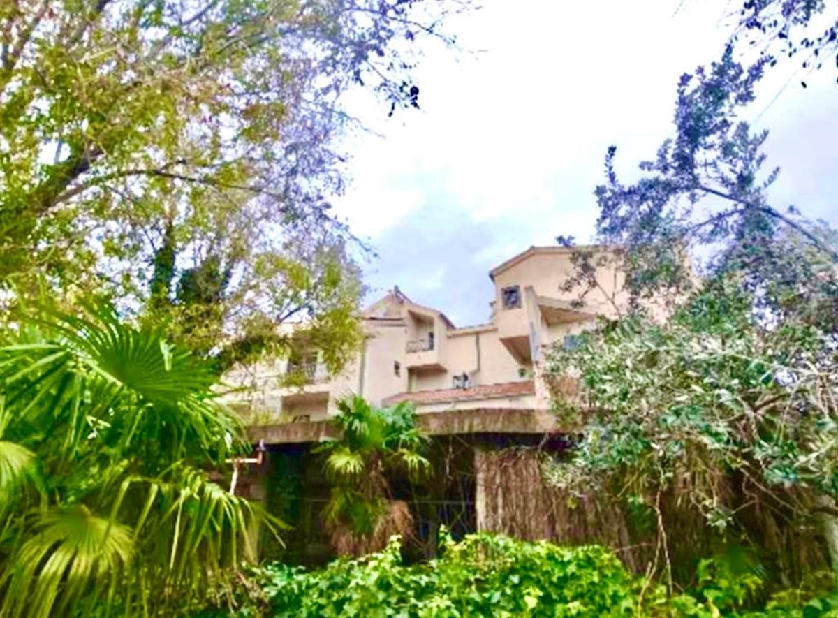 Vodice, Hotel per demolizione e costruzione, 1864 m2, vicino al porto turistico, opportunità unica!!