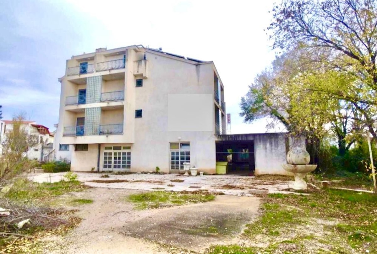 Vodice, Hotel per demolizione e costruzione, 1864 m2, vicino al porto turistico, opportunità unica!!