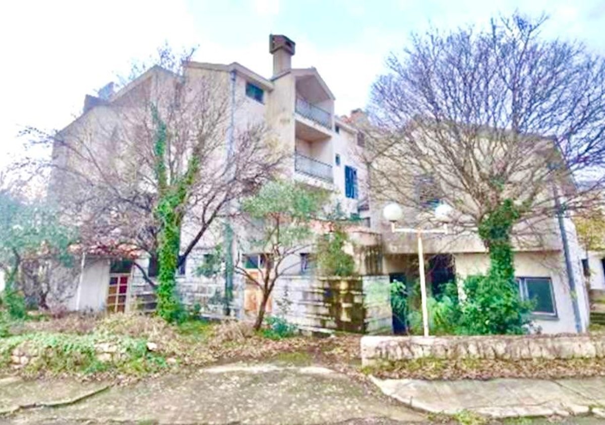 Vodice, Hotel per demolizione e costruzione, 1864 m2, vicino al porto turistico, opportunità unica!!