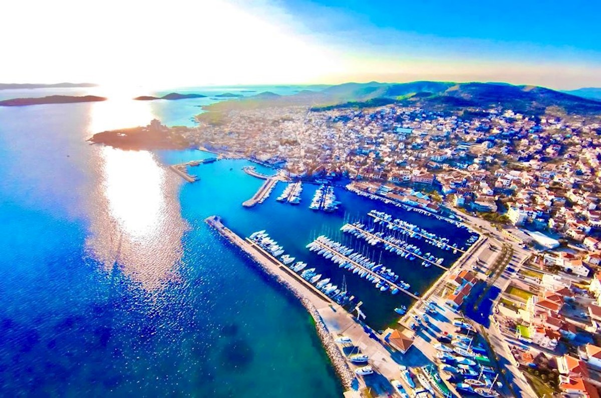 Vodice, Hotel per demolizione e costruzione, 1864 m2, vicino al porto turistico, opportunità unica!!
