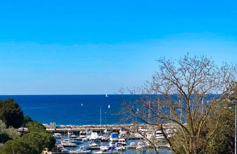 Attico sul mare, spiaggia sabbiosa, nella posizione più bella di Pola, Istria, Croazia