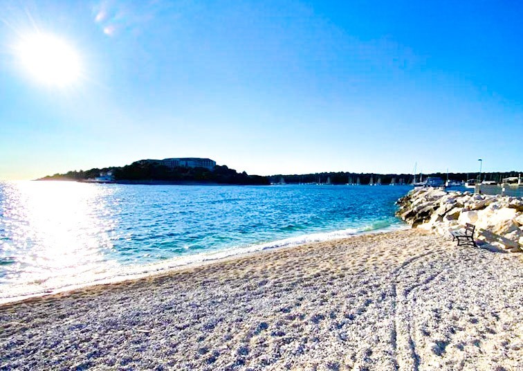 Attico sul mare, spiaggia sabbiosa, nella posizione più bella di Pola, Istria, Croazia