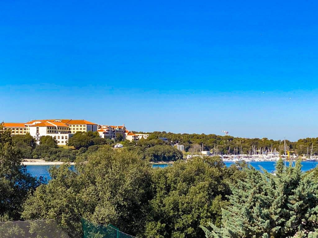 Attico sul mare, spiaggia sabbiosa, nella posizione più bella di Pola, Istria, Croazia