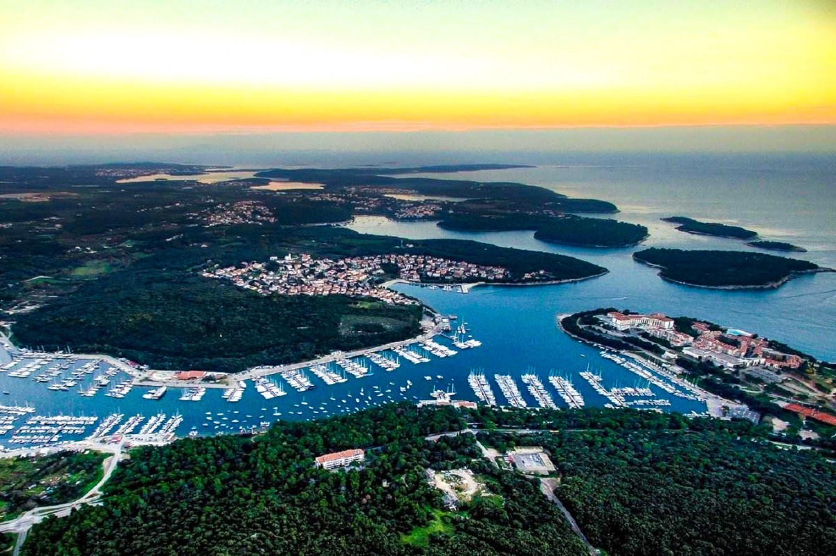 Attico sul mare, spiaggia sabbiosa, nella posizione più bella di Pola, Istria, Croazia