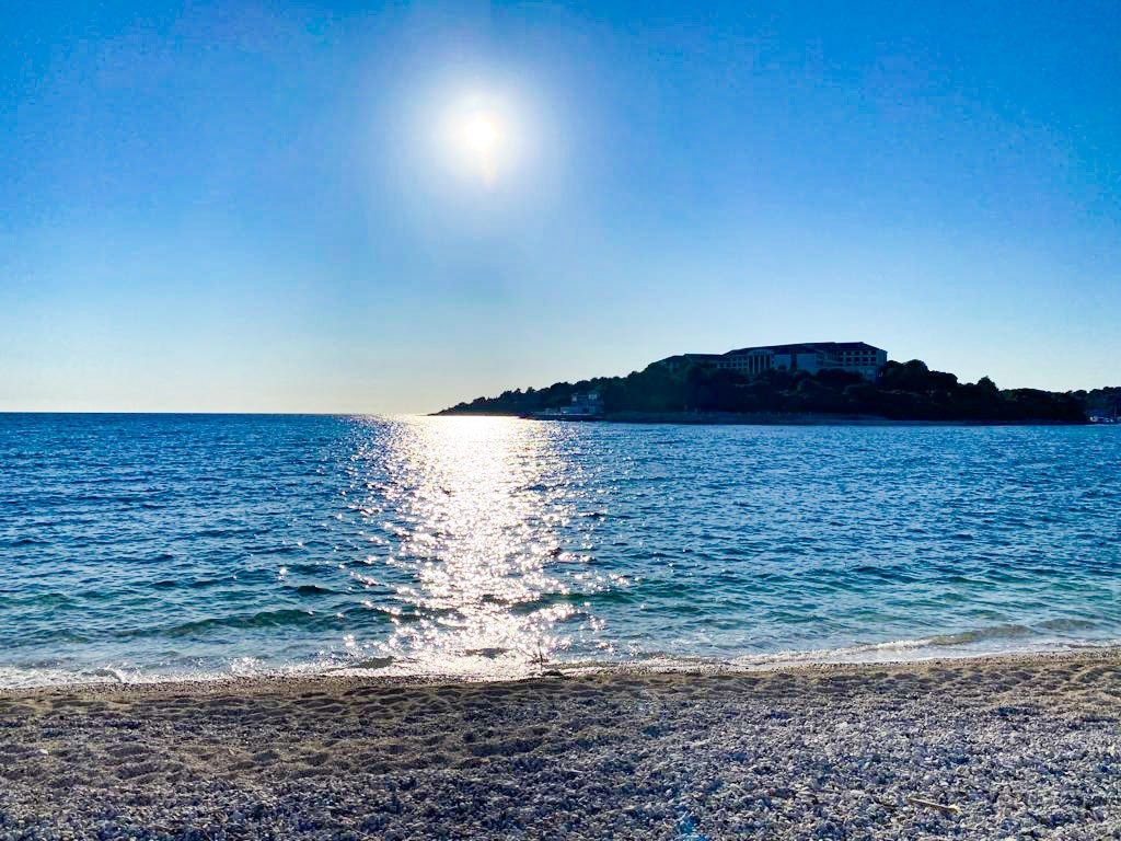 Attico sul mare, spiaggia sabbiosa, nella posizione più bella di Pola, Istria, Croazia