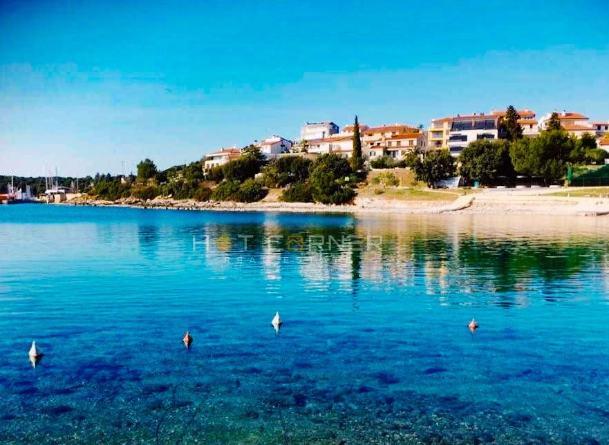 Attico sul mare, spiaggia sabbiosa, nella posizione più bella di Pola, Istria, Croazia