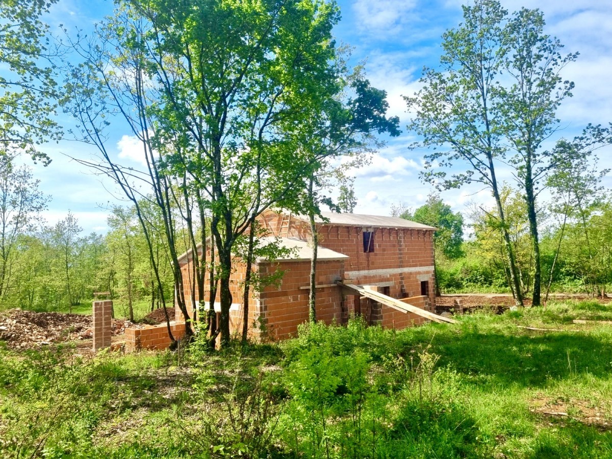 Una villa da favola con piscina in costruzione situata negli idilliaci dintorni dell'Istria centrale.