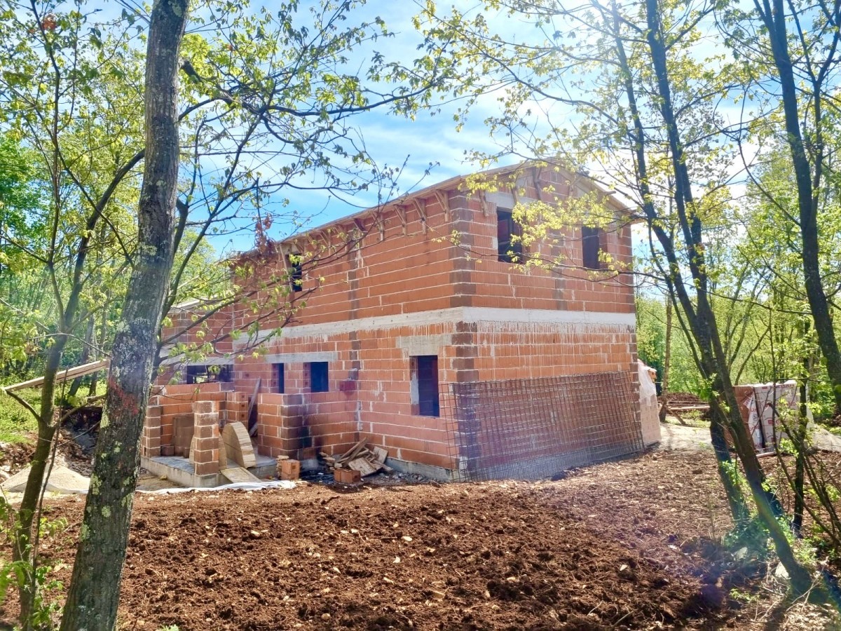 Una villa da favola con piscina in costruzione situata negli idilliaci dintorni dell'Istria centrale.