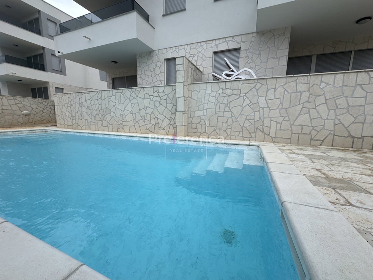 Novalja - appartamento bilocale al primo piano - edificio con piscina