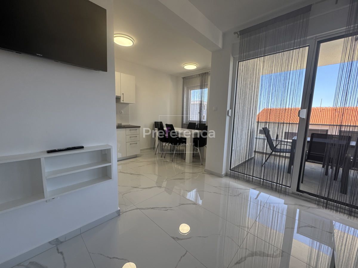 Novalja - appartamento bilocale al primo piano - edificio con piscina