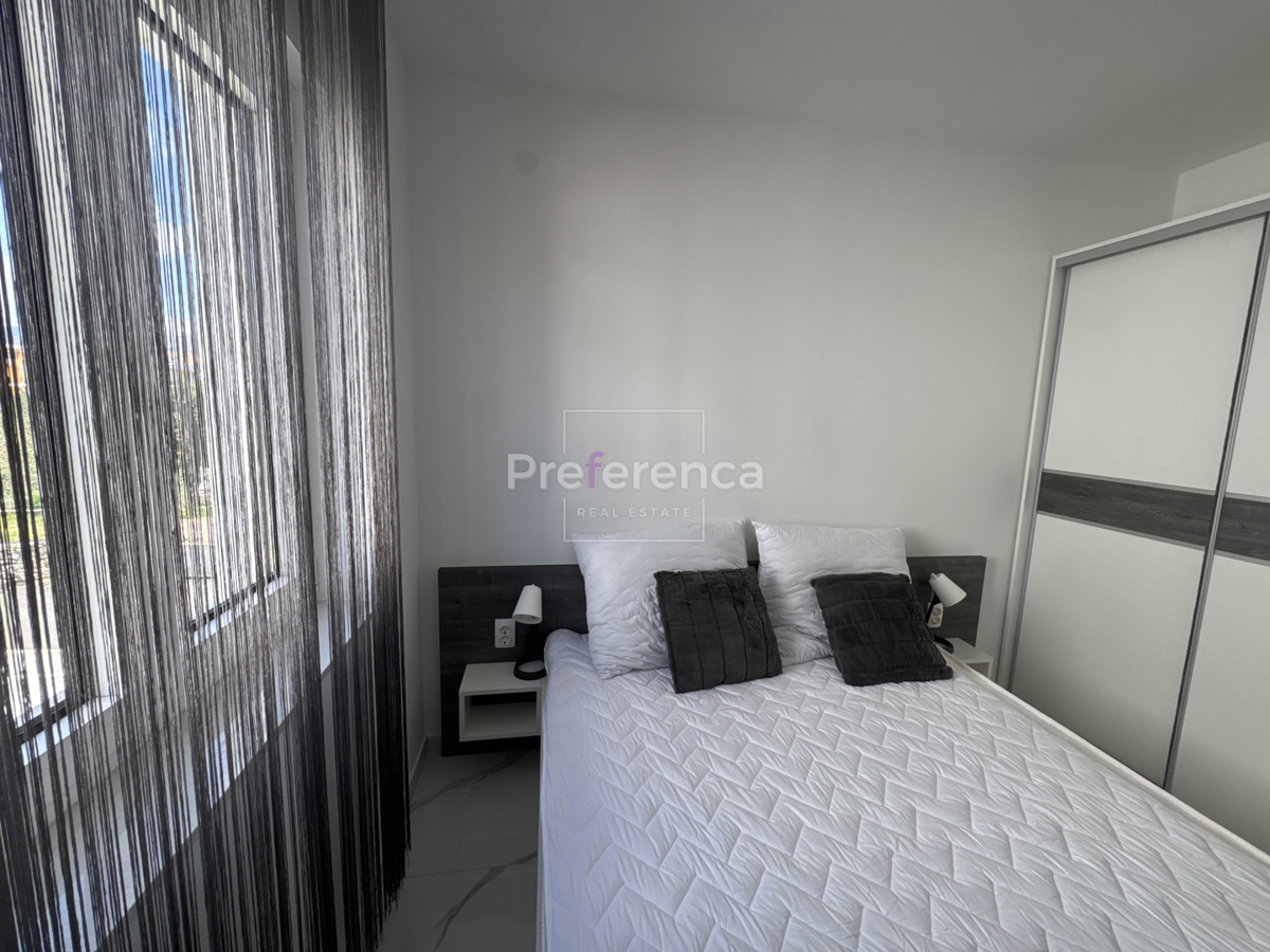 Novalja - appartamento bilocale al primo piano - edificio con piscina