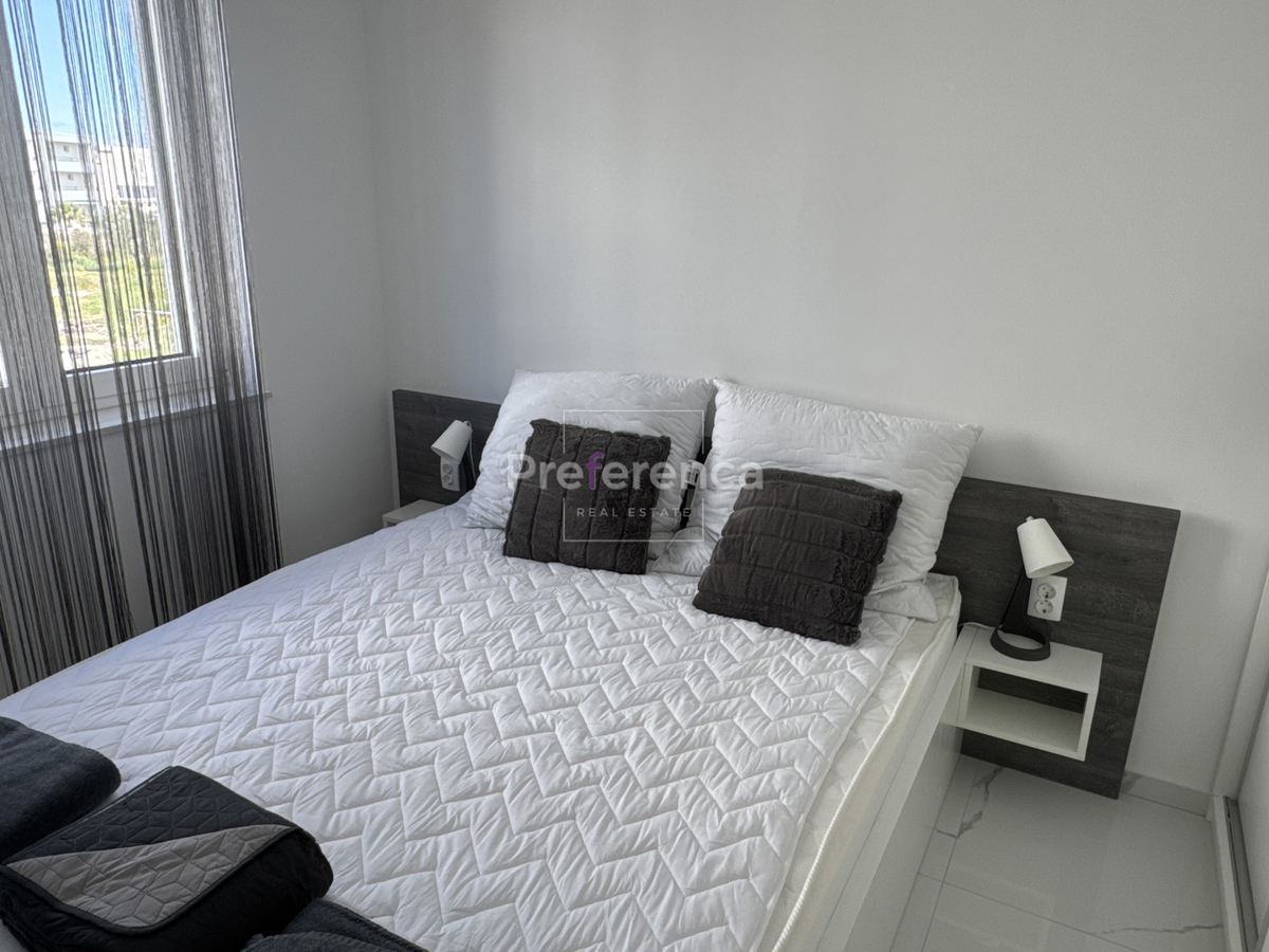 Novalja - appartamento bilocale al primo piano - edificio con piscina