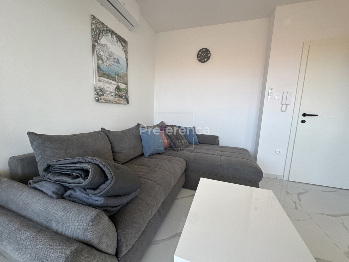 Novalja - appartamento bilocale al primo piano - edificio con piscina