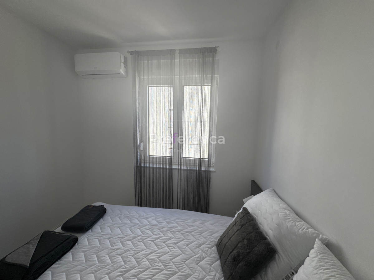 Novalja - appartamento bilocale al primo piano - edificio con piscina