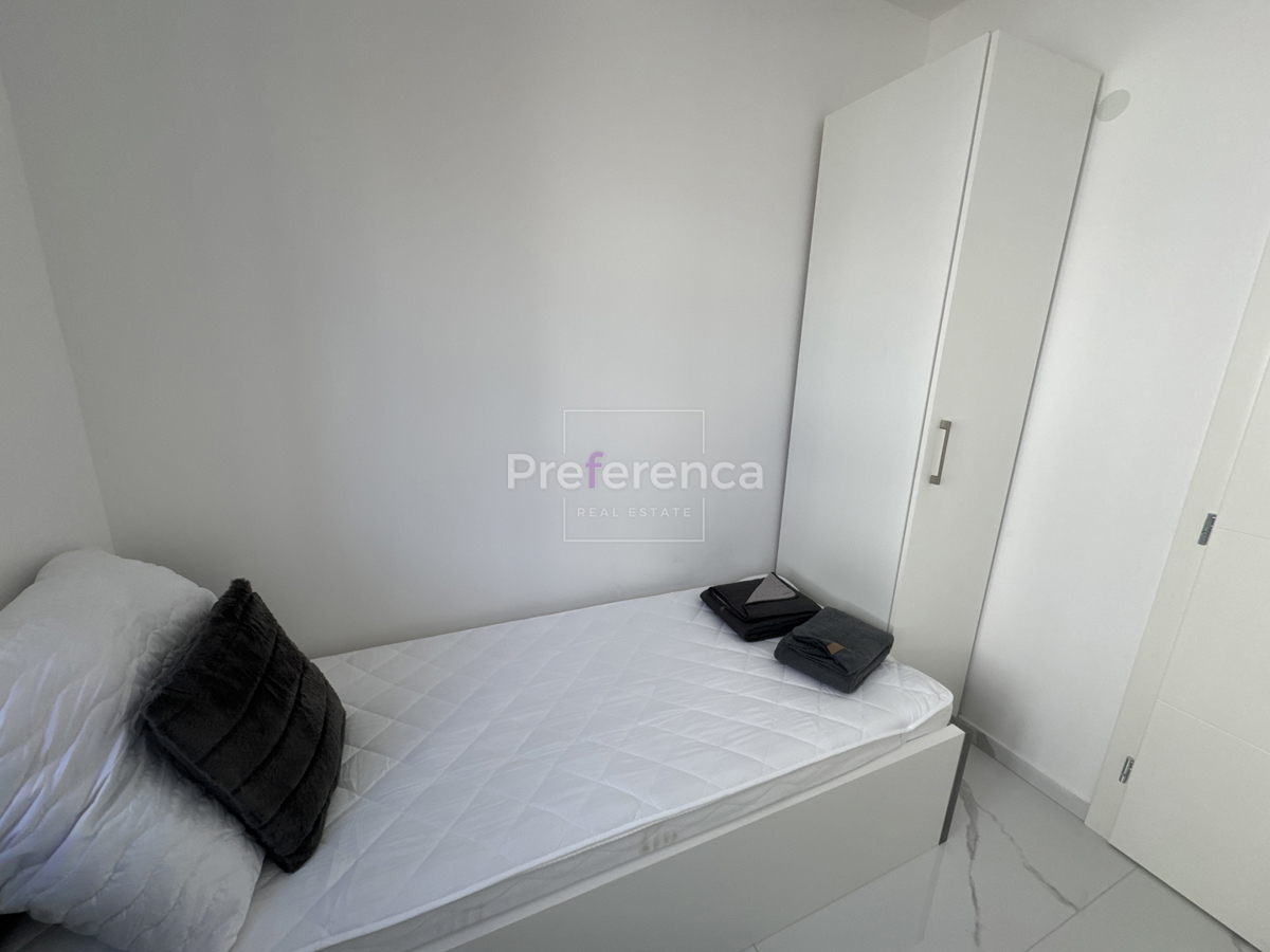 Novalja - appartamento bilocale al primo piano - edificio con piscina