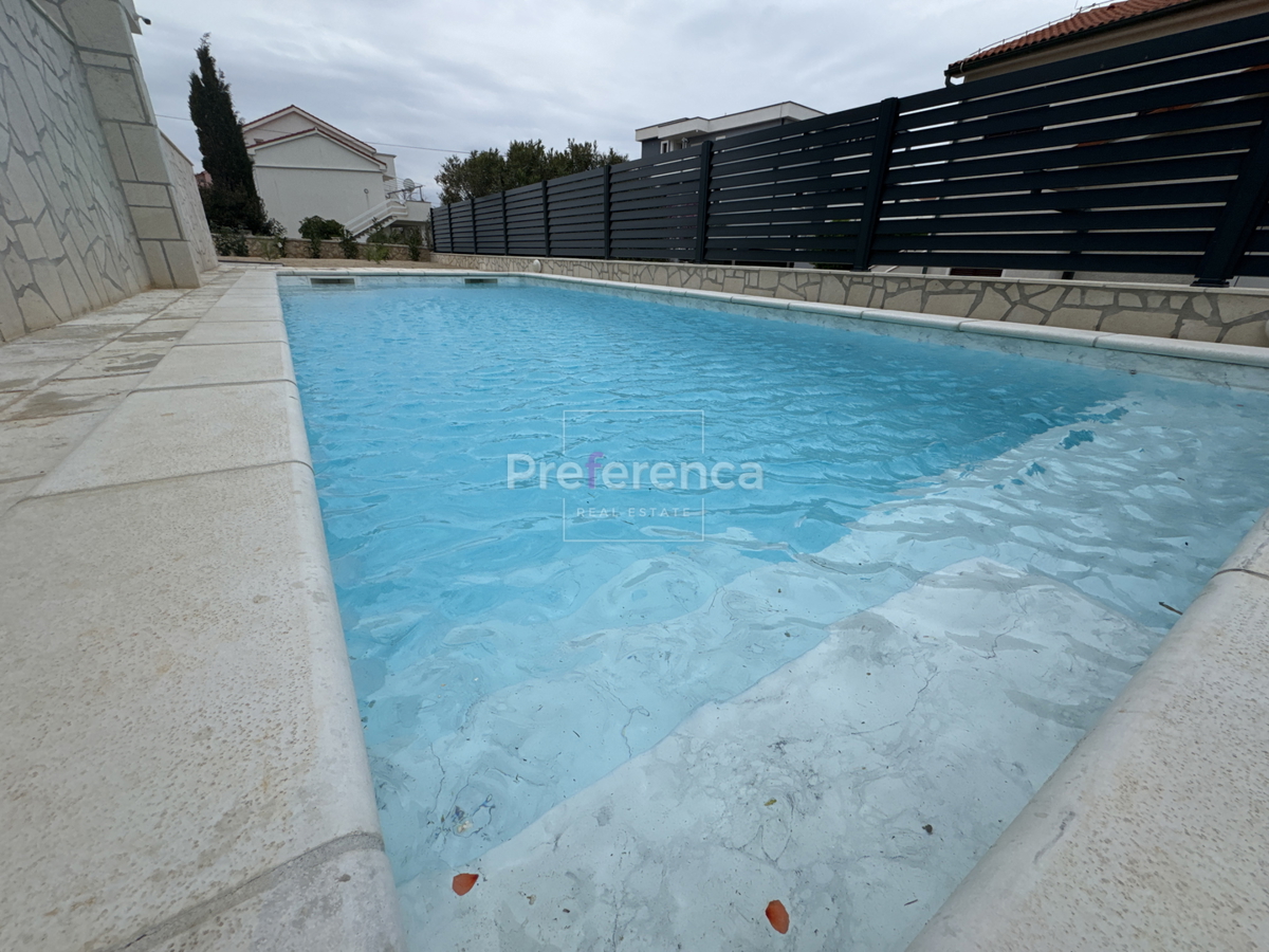 Novalja - appartamento bilocale al primo piano - edificio con piscina