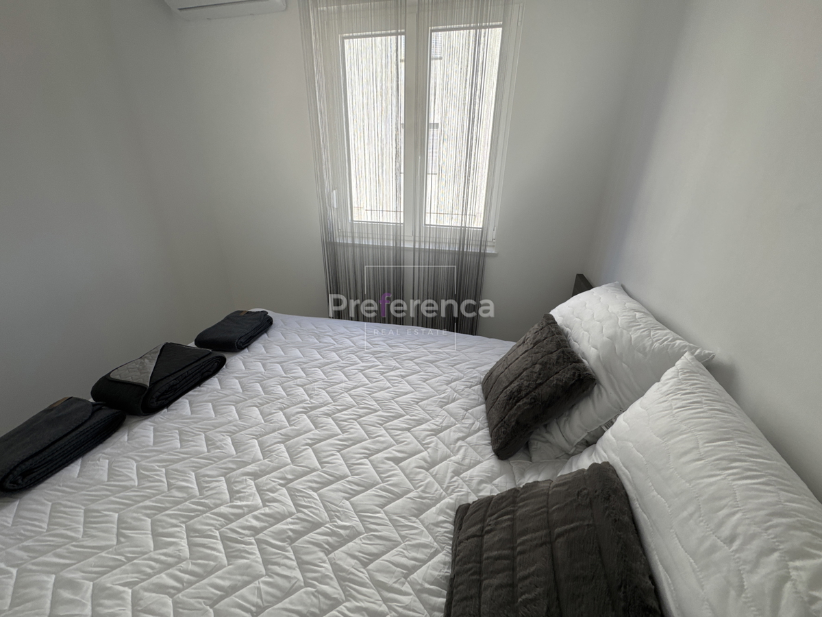 Novalja - appartamento bilocale al primo piano - edificio con piscina