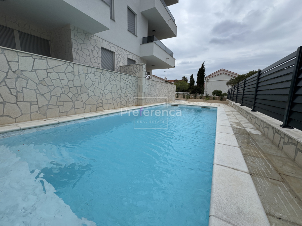 Novalja - appartamento bilocale al primo piano - edificio con piscina