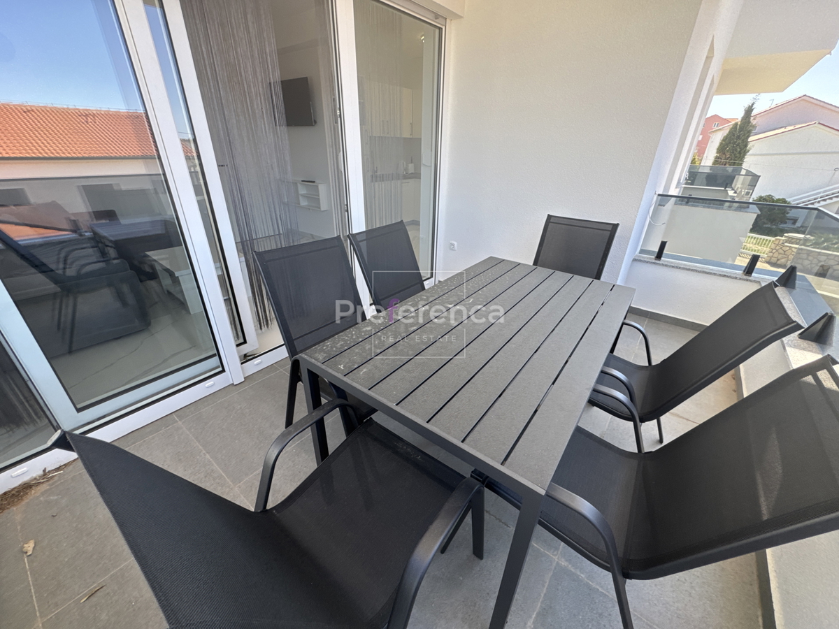 Novalja - appartamento bilocale al primo piano - edificio con piscina