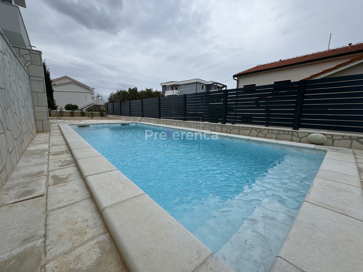 Novalja - appartamento bilocale al primo piano - edificio con piscina