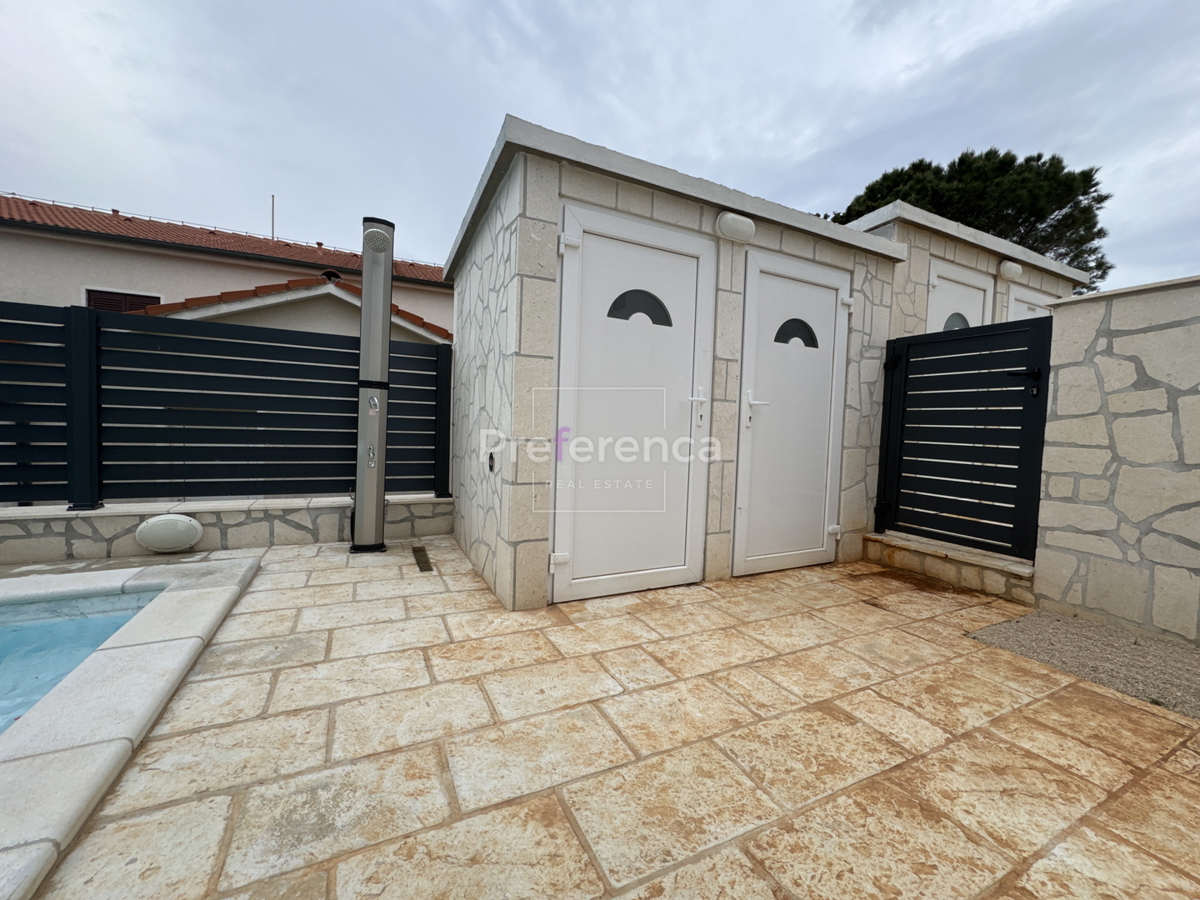 Novalja - appartamento bilocale al primo piano - edificio con piscina