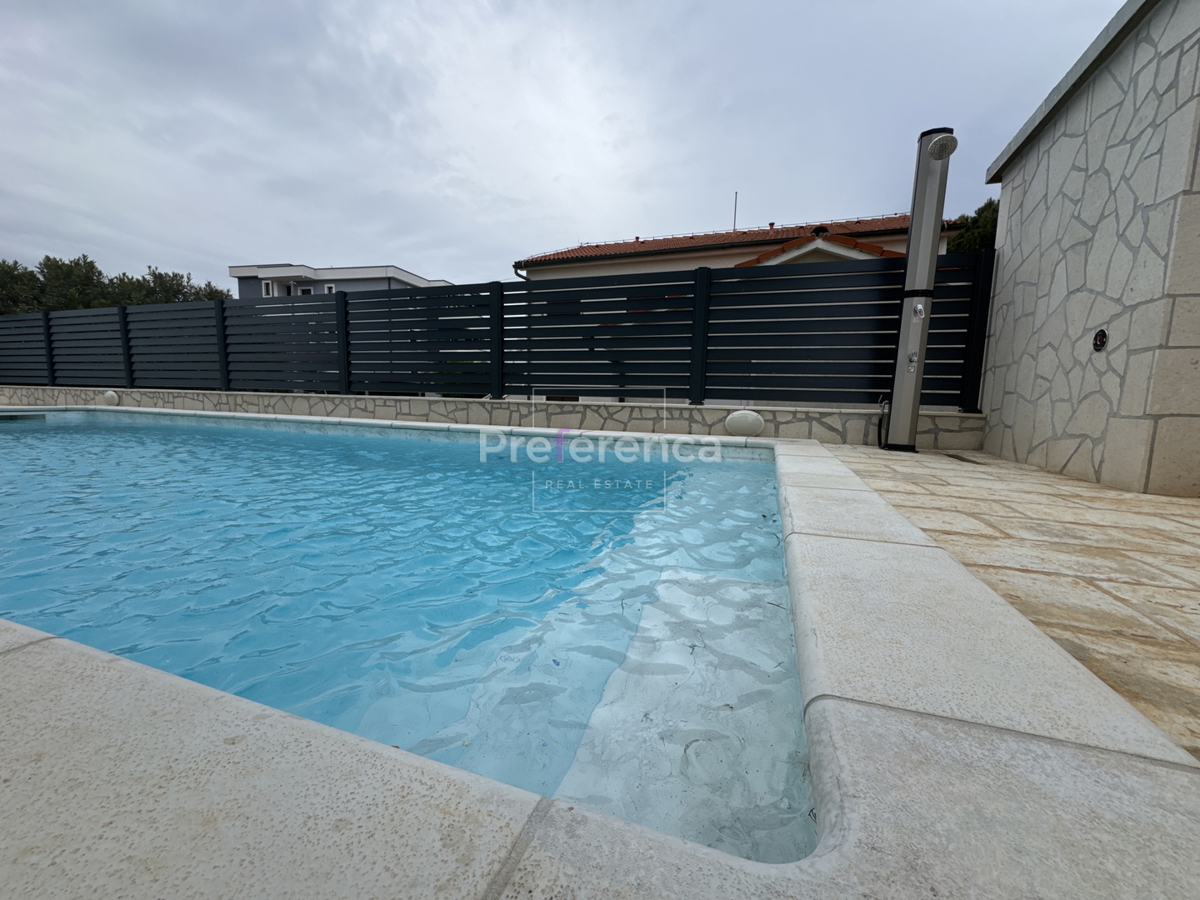 Novalja - appartamento bilocale al primo piano - edificio con piscina