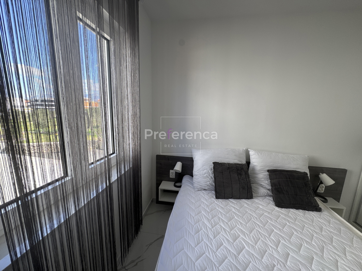 Novalja - appartamento bilocale al primo piano - edificio con piscina