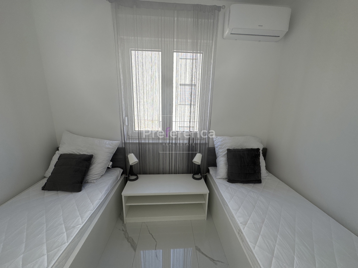 Novalja - appartamento bilocale al primo piano - edificio con piscina