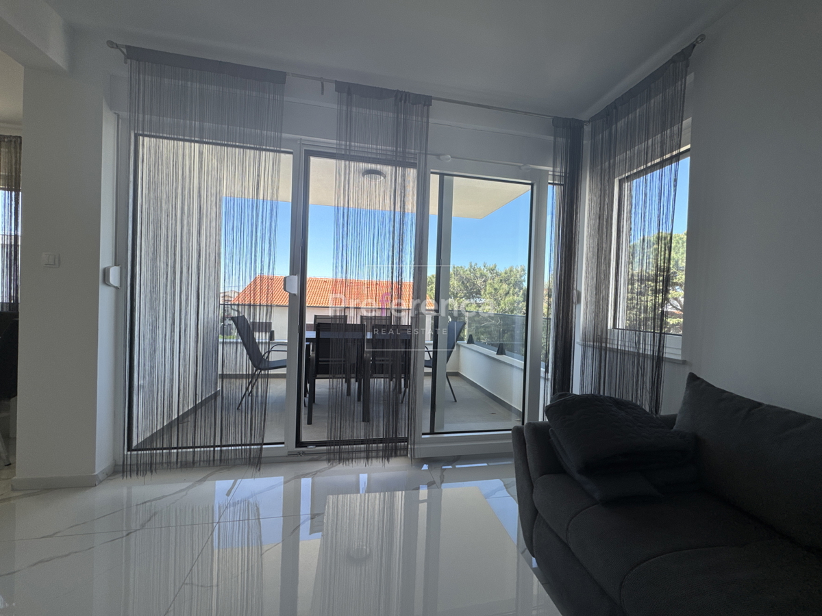 Novalja - appartamento bilocale al primo piano - edificio con piscina