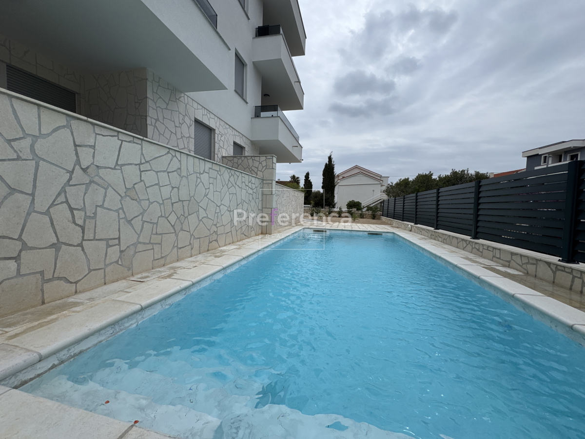 Novalja - appartamento bilocale al primo piano - edificio con piscina