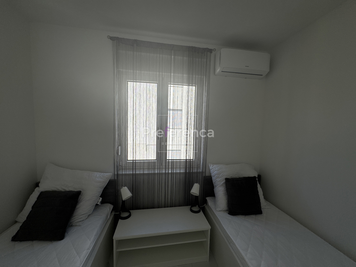 Novalja - appartamento bilocale al primo piano - edificio con piscina