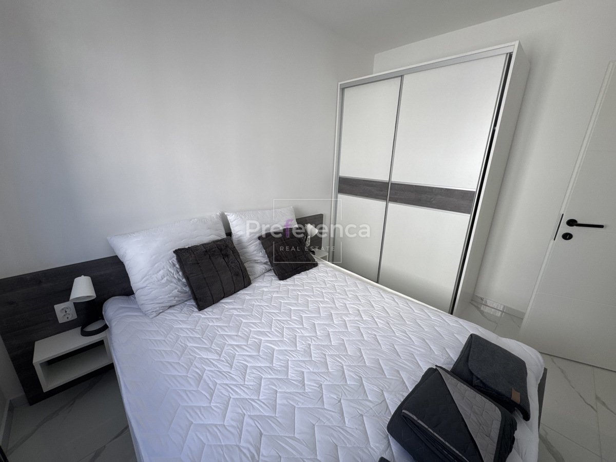 Novalja - appartamento bilocale al primo piano - edificio con piscina