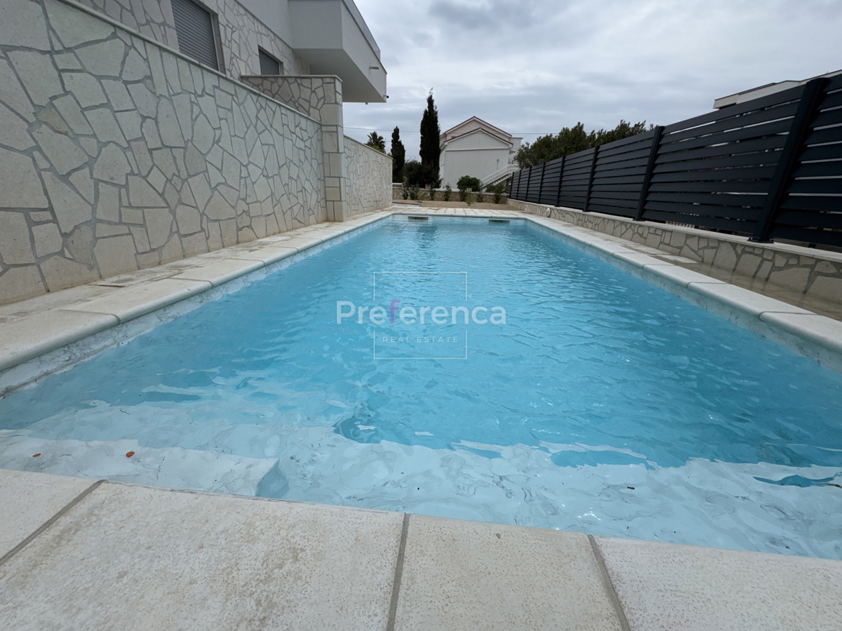 Novalja - appartamento bilocale al primo piano - edificio con piscina