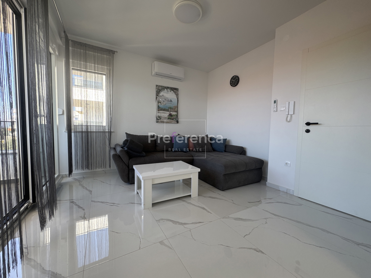 Novalja - appartamento bilocale al primo piano - edificio con piscina