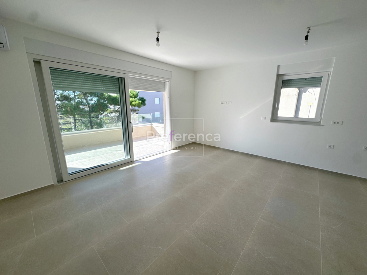 Povljana - appartamento bilocale al piano terra con giardino