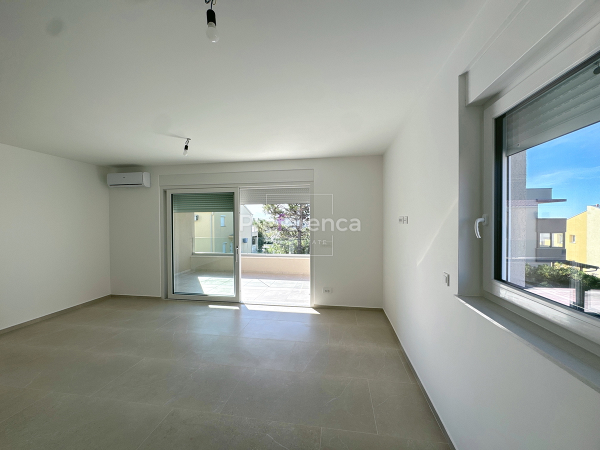 Povljana - appartamento bilocale al piano terra con giardino