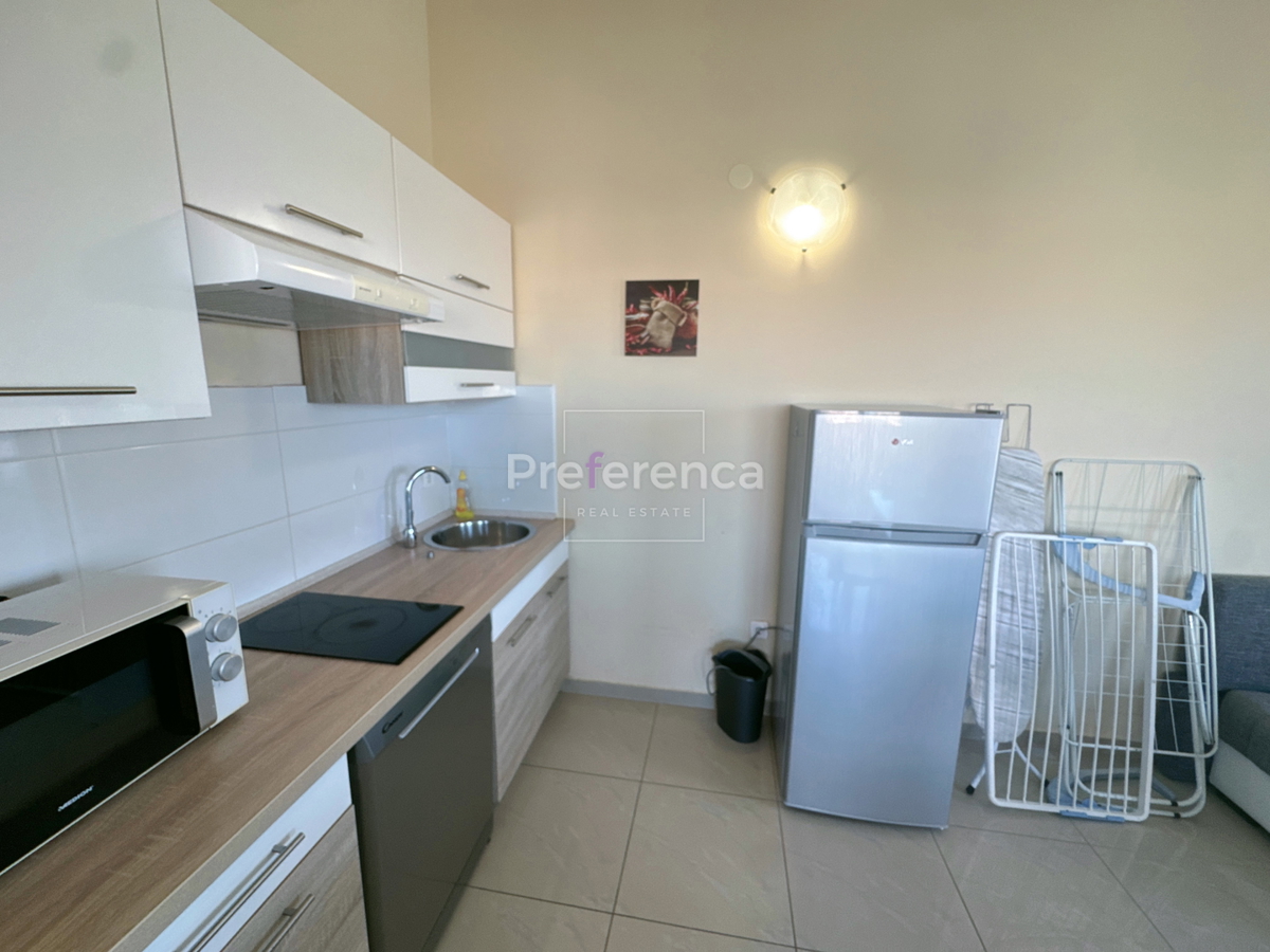 Novalja, posizione tranquilla – appartamento con due camere al 2° piano