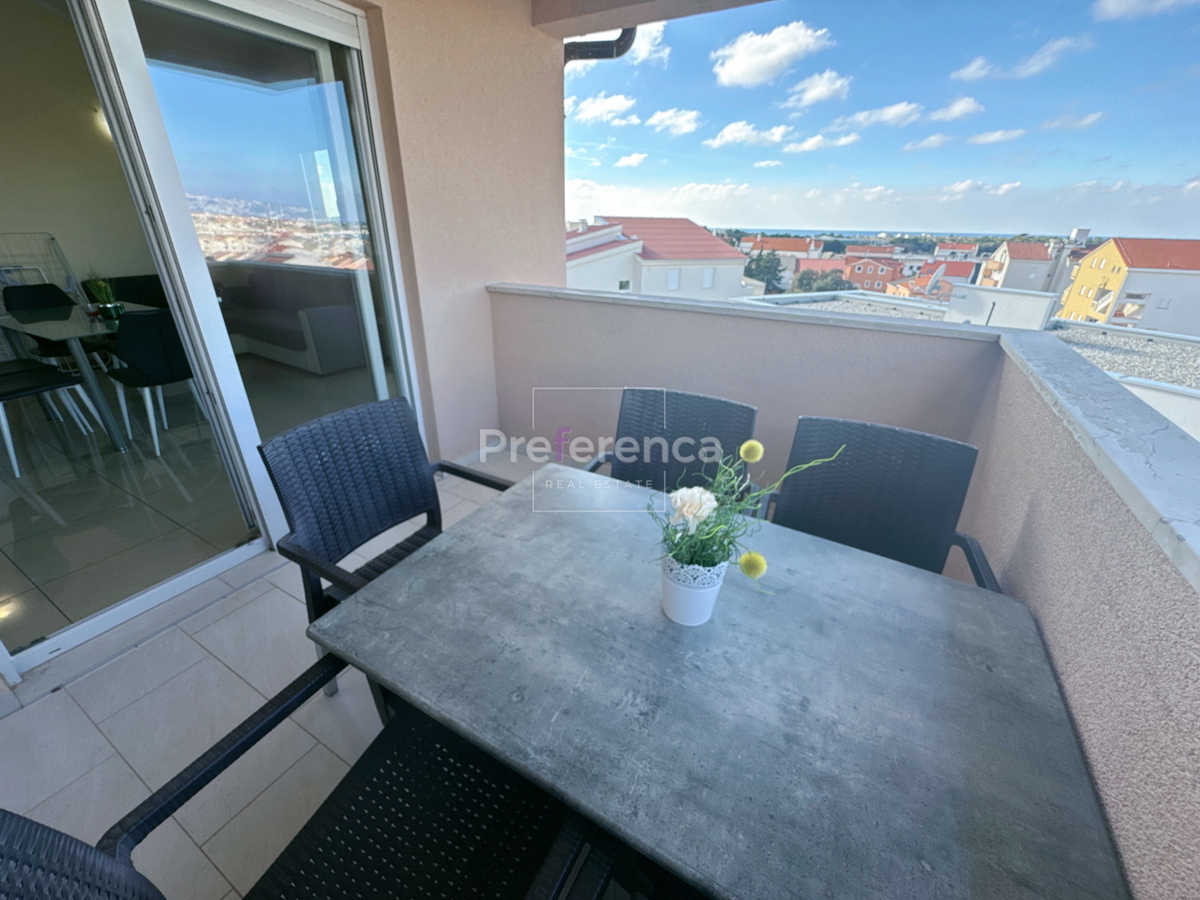 Novalja, posizione tranquilla – appartamento con due camere al 2° piano