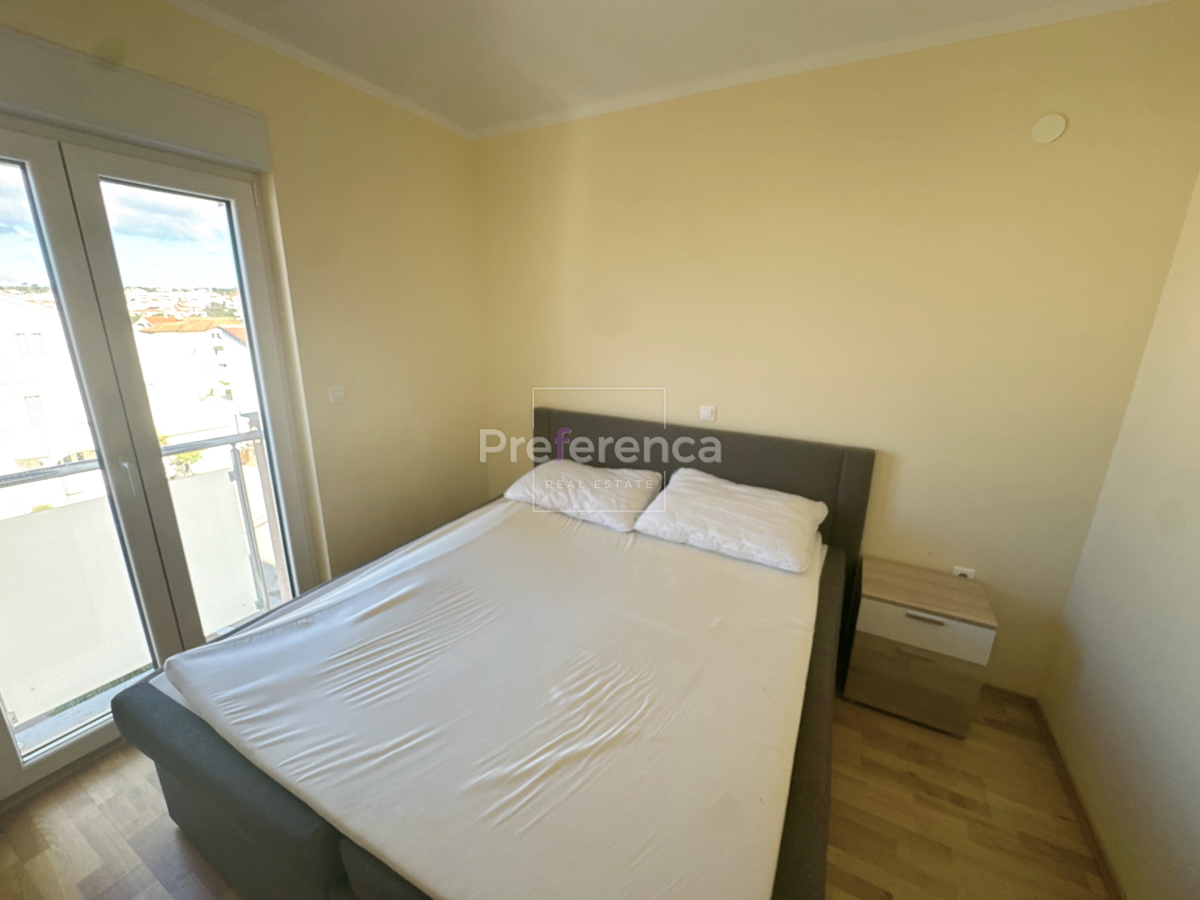 Novalja, posizione tranquilla – appartamento con due camere al 2° piano