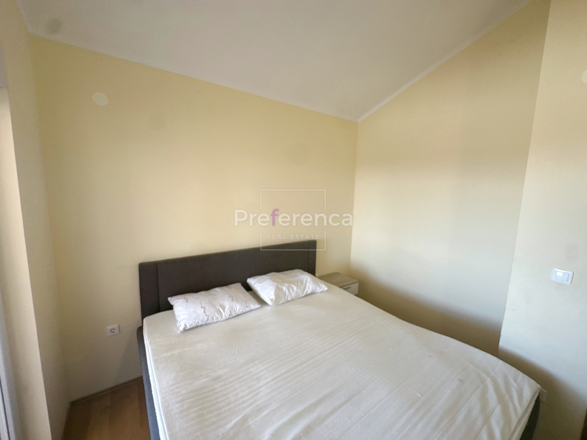 Novalja, posizione tranquilla – appartamento con due camere al 2° piano