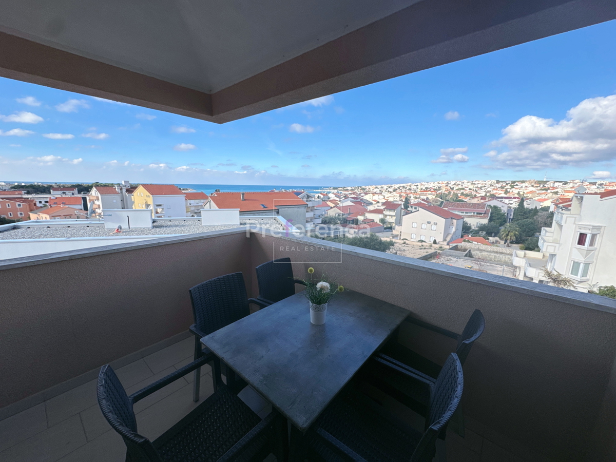 Novalja, posizione tranquilla – appartamento con due camere al 2° piano