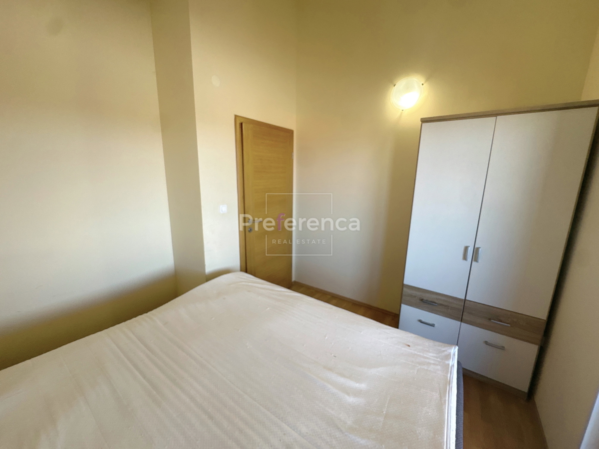 Novalja, posizione tranquilla – appartamento con due camere al 2° piano