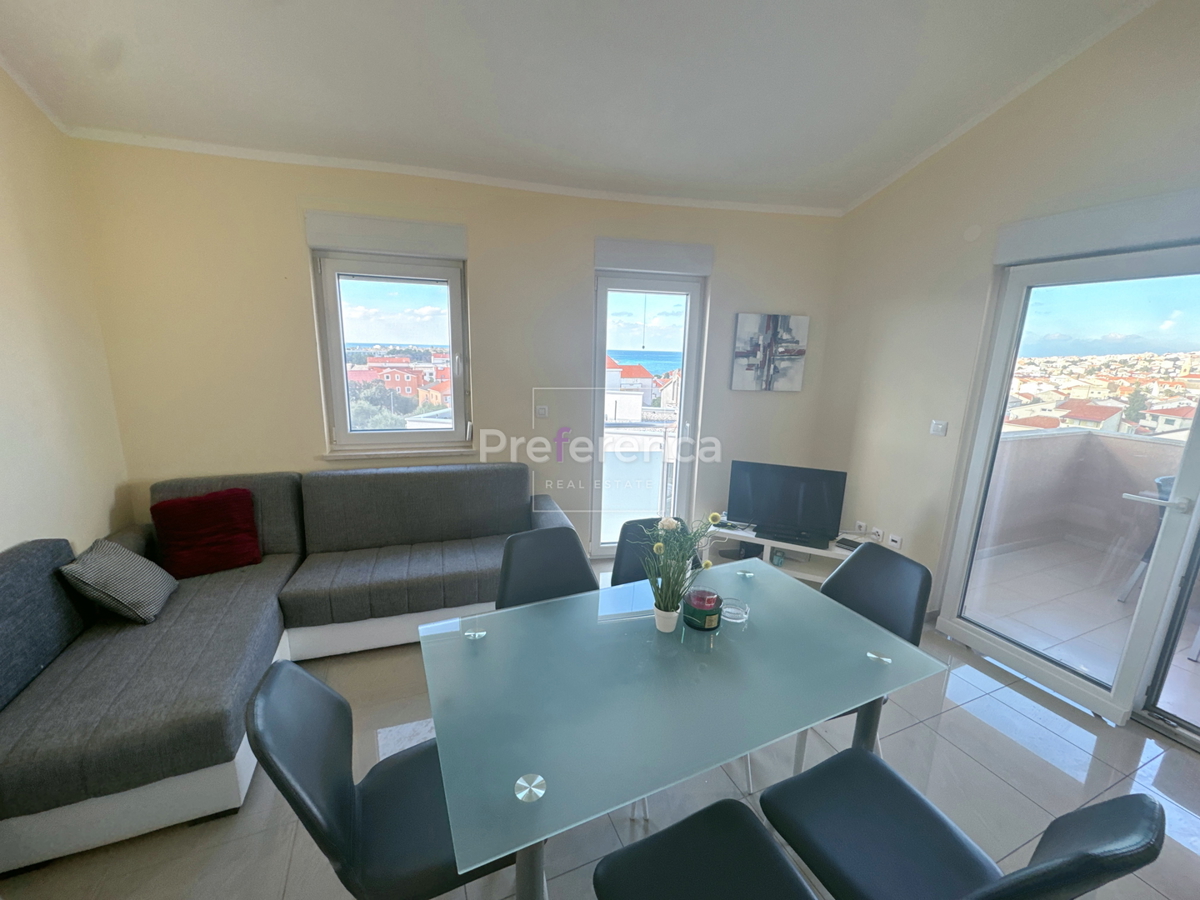 Novalja, posizione tranquilla – appartamento con due camere al 2° piano