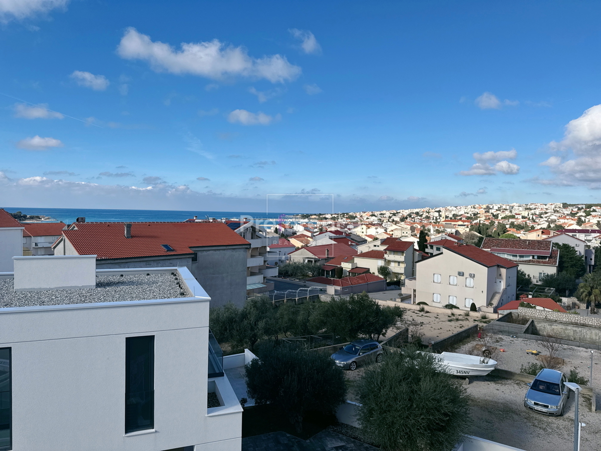 Novalja, posizione tranquilla – appartamento con due camere al 2° piano