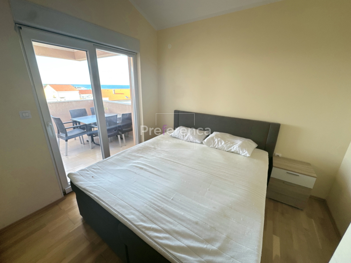 Novalja, posizione tranquilla – appartamento con due camere al 2° piano