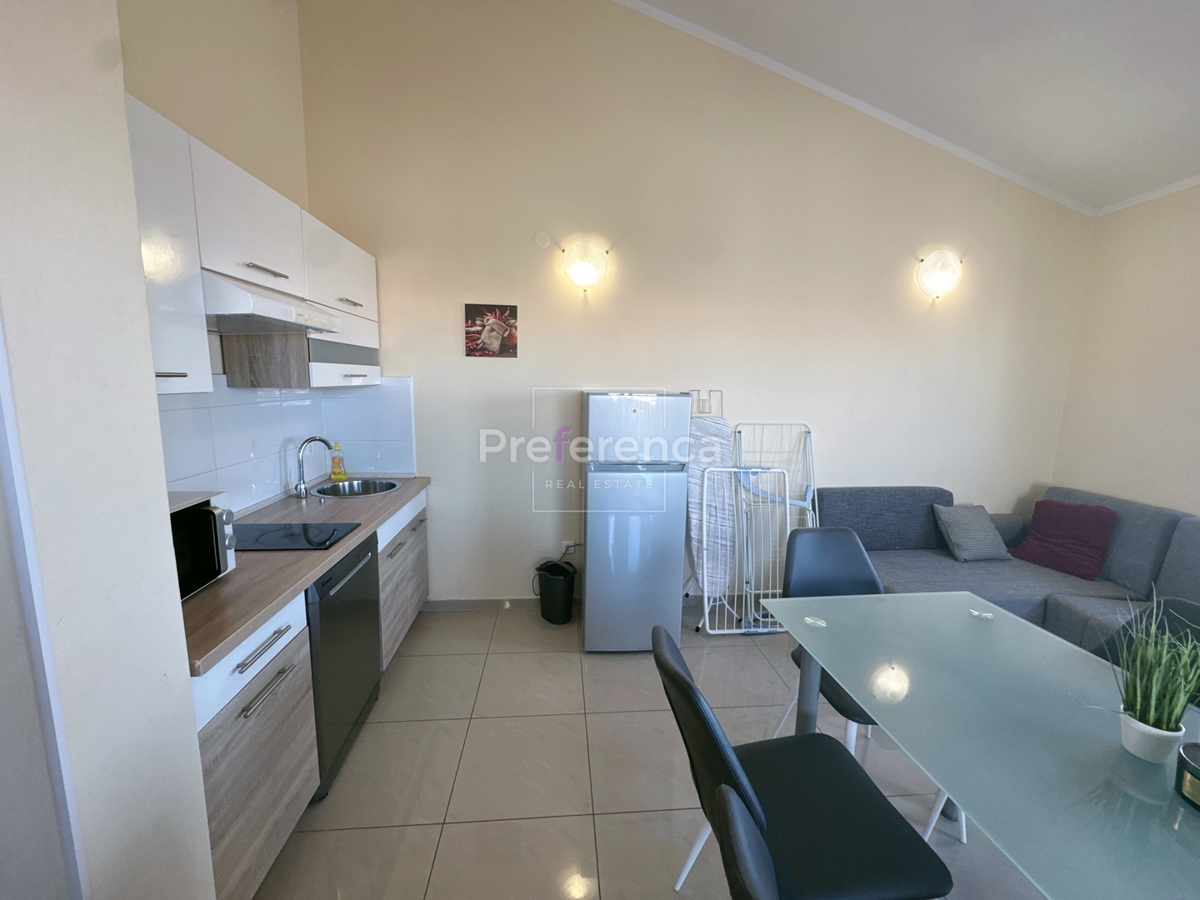 Novalja, posizione tranquilla – appartamento con due camere al 2° piano