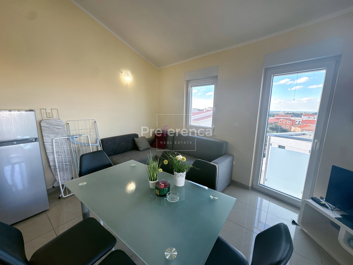 Novalja, posizione tranquilla – appartamento con due camere al 2° piano